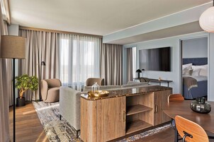 Minibar, sistema de insonorización y tabla de planchar con plancha