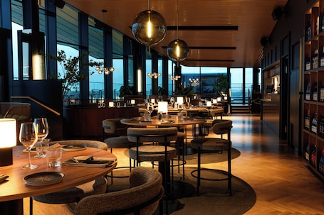 Lunch, dinner, brunch served; Scandinavian cuisine . Clarion Hotel Helsinki Airport