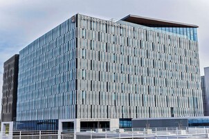 Un moderno edificio de hotel con fachada de vidrio y un cartel que dice "GUARION HOTEL HELSINKI AIRPORT".