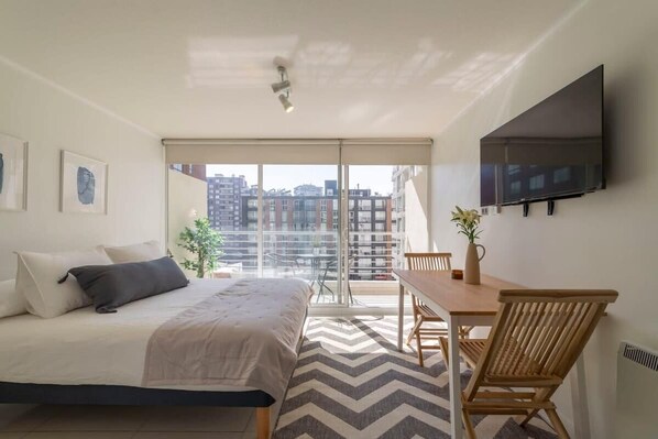 Iron/ironing board, WiFi, bed sheets - Contemporary Studio for 2 - Perfectly Located (Santiago)