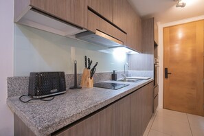 Kühlschrank, Mikrowelle, Ofen, Herdplatte