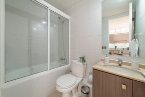 Douche, sĂšche-cheveux, serviettes fournies
