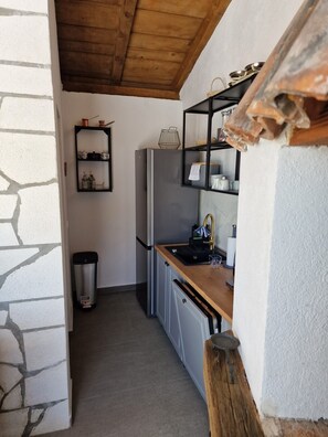 Microwave, dishwasher, coffee/tea maker, high chair