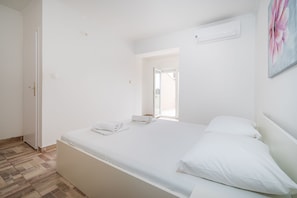 WiFi, bed sheets - Studio Apartments Near Center 3 (Novalja)