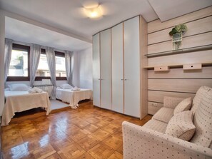 4 dormitorios, tabla de planchar con plancha, wifi y ropa de cama