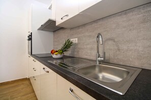 Réfrigérateur, four, plaque de cuisson, lave-vaisselle