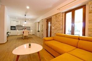 TV - Villa with swimming pool and sun terrace (Ližnjan)