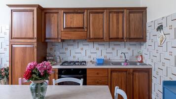 Kühlschrank, Herdplatte, Wasserkocher mit Kaffee-/Teezubehör