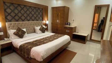 Luxury Room | Desk, soundproofing