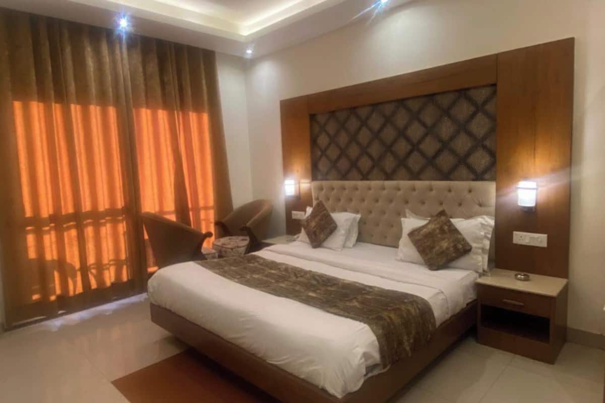 Superior Room | Desk, soundproofing