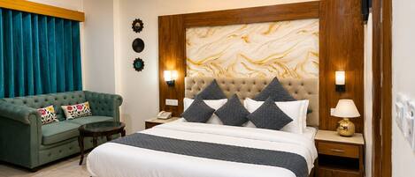 Deluxe Room | Desk, soundproofing