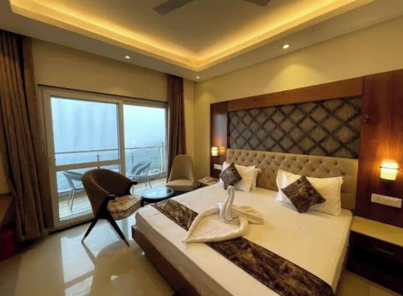 Phòng Cao cấp | Bàn, phòng cách âm 