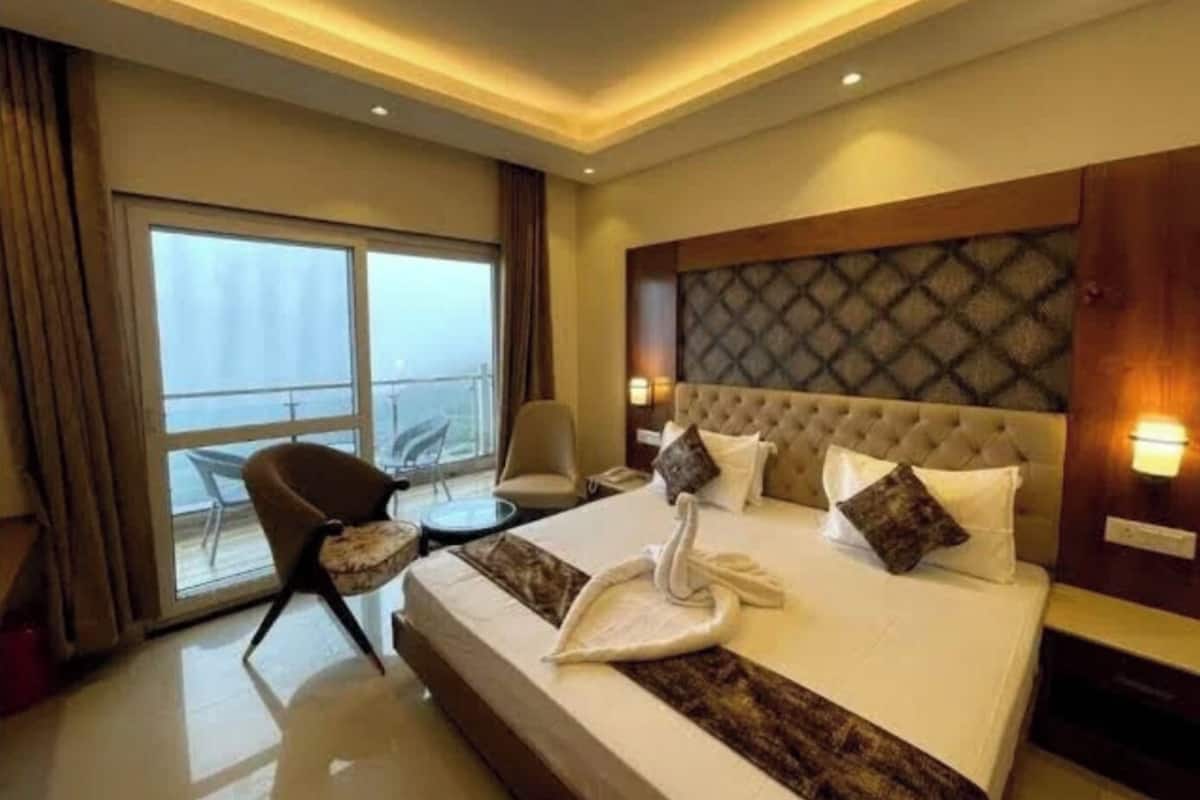 Luxury Room | Desk, soundproofing