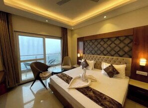 Luxury Room | Desk, soundproofing