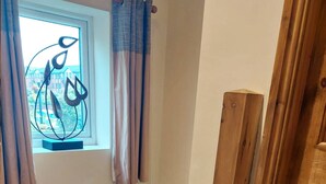 Una scala in legno con gradini rivestiti di moquette che porta a un pianerottolo.
