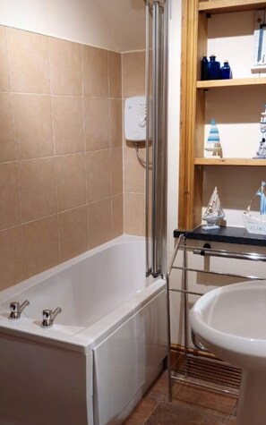 Douche, sèche-cheveux, savon, papier toilette