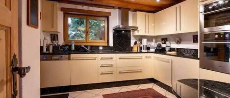 Køleskab, mikrobølgeovn, kogeplade, opvaskemaskine