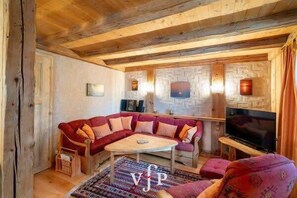 Een televisie, videogames, boeken en een kantoor