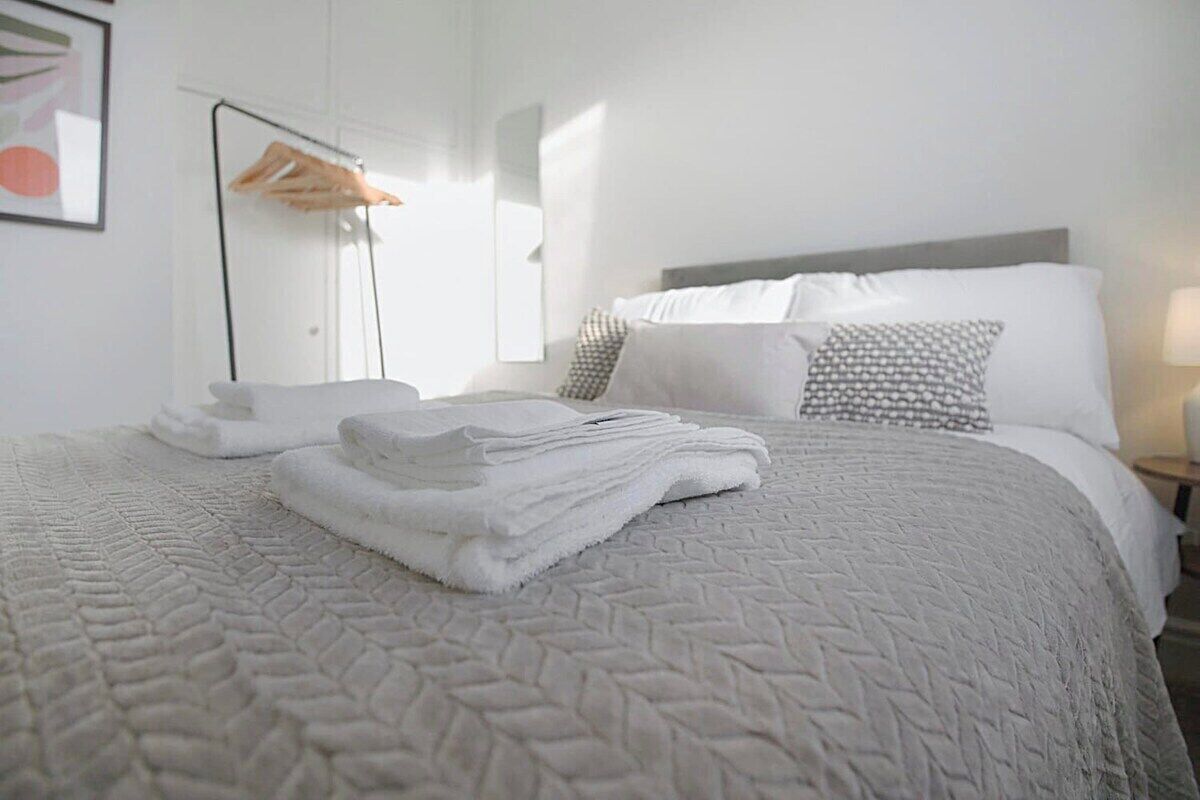 2 bedrooms, internet, bed sheets