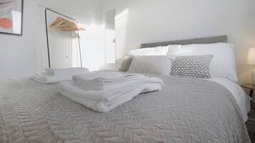 2 bedrooms, internet, bed sheets