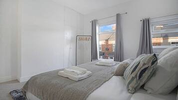 2 bedrooms, internet, bed sheets