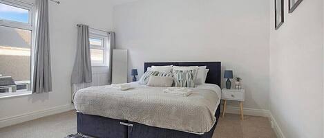 2 bedrooms, internet, bed sheets