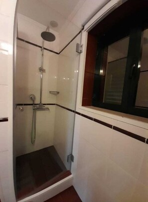 Regadera, secadora de cabello, toallas, papel de baño 