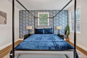 3 habitaciones, tabla de planchar con plancha, wifi y ropa de cama 