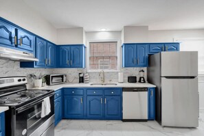 Fridge, microwave, oven, stovetop - Southern Serenity+ 3BR Stylish Memphis Oasis (Memphis)