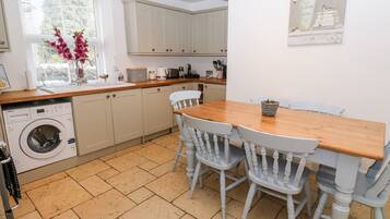 Refrigerador, lavavajillas, tetera eléctrica y tostadora