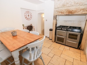 Fridge, dishwasher, electric kettle, toaster - The Cottage (Leeds)