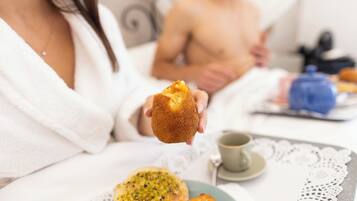 Una mesa con bollos y una taza de café para el desayuno.