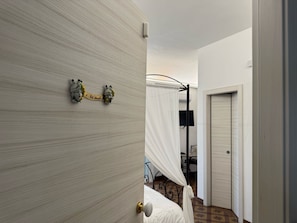 Deluxe Room | 1 bedroom, in-room safe, blackout drapes, iron/ironing board