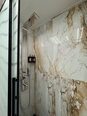 Deluxe Room | Bathroom | Shower, eco-friendly toiletries, hair dryer, bathrobes - B&B I MORI (Catania)