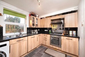 Fridge, microwave, oven, stovetop - Charming 1BR flat in Sydenham with free parking (Greater London)