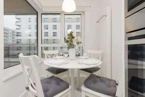 Dining - Komputerowa 9 | Comfortable Apartment | Parking (Warszawa)