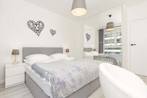 2 chambres, fer et planche à repasser, Wi-Fi, draps fournis