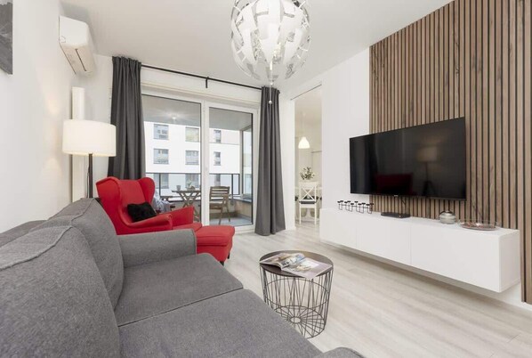 TV - Komputerowa 9 | Comfortable Apartment | Parking (Warszawa)