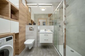 Douche, sèche-cheveux, shampoing