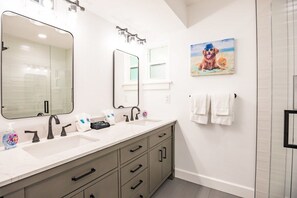 Een douche, een haardroger, handdoeken