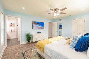 4 bedrooms, desk, iron/ironing board, travel crib - Resort Home w/ Pool & Pickleball, 9 Min To Beach (Bradenton)