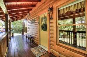 Terrace/patio - Convenient Petfriendly Pigeon Forge 2 Bedroom Internet-Hot Tub-Blackberry Ridge (Pigeon Forge)