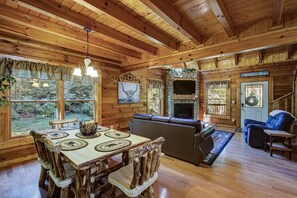 TV, fireplace - Convenient Petfriendly Pigeon Forge 2 Bedroom Internet-Hot Tub-Blackberry Ridge (Pigeon Forge)