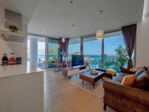 Leilighet – superior | Oppholdsområde | En 32-tommers LCD-TV med kabel-kanaler