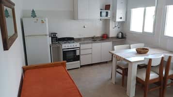 Microondas, horno y placa de cocina