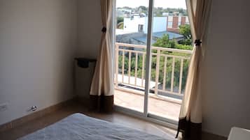 1 habitación, tabla de planchar con plancha, wifi y ropa de cama