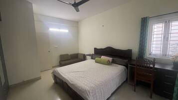 3 bedrooms, iron/ironing board, WiFi, bed sheets