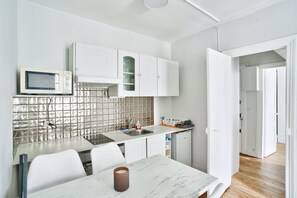 Frigorífico, microondas, horno y placa de cocina