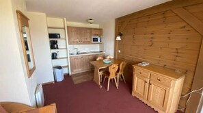 Fridge, microwave, electric kettle, cookware/dishes/utensils - 1 Bedroom Apartment in Villarembert (Villarembert)