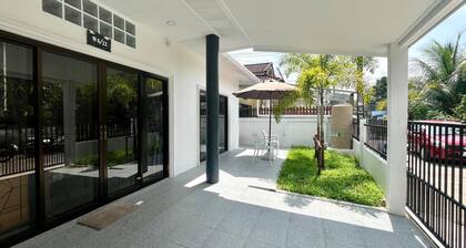 White House With 2bedrooms Plus 1 Bathroom Sharing Near Phuket Kathu Waterfall